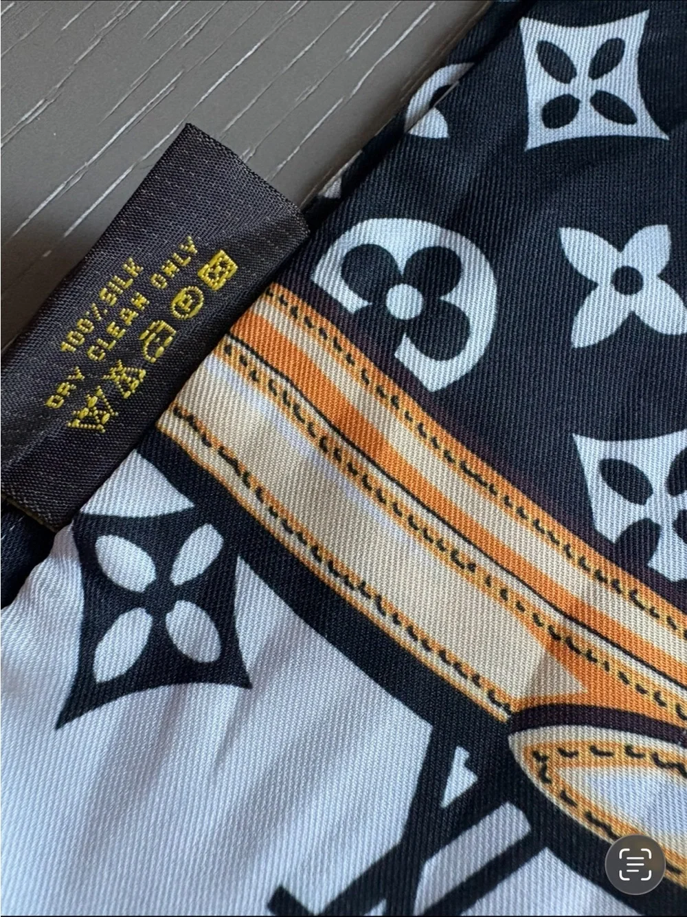 Louis Vuitton Black & White Silk twilly/bandeau